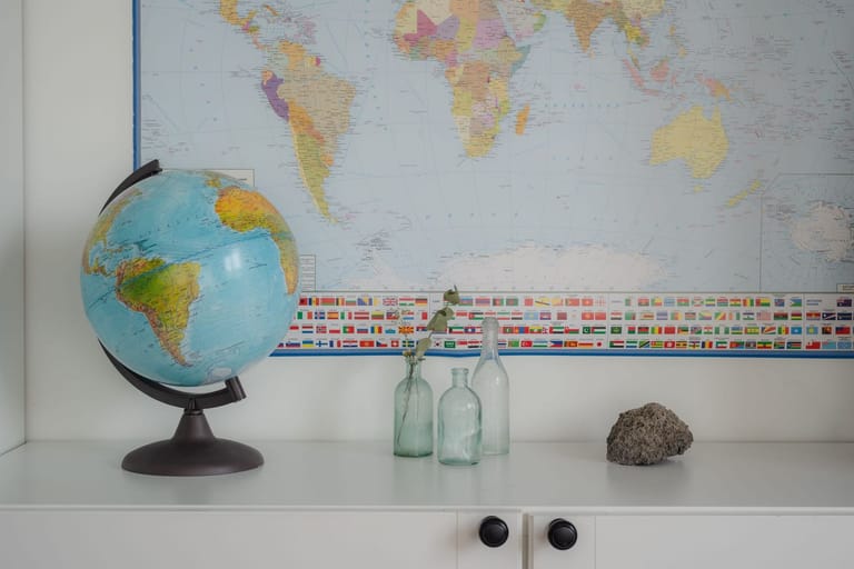 Stake +100 Capex: a globe on a desk